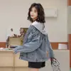 Chaqueta de mezclilla con capucha bordada para mujer, nuevo estilo coreano 2025, chaqueta de béisbol versátil suelta de manga larga, color de la imagen, otros colores disponibles