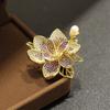 Atmósfera elegante microincrustación de circonita degradado azul morado broche de flor de loto pin de flor de perla de agua dulce de alta calidad