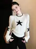 Suéter exclusivo estilo coreano com manga sino e jacquard de estrelas para mulheres, novo e moderno top de malha para usar por baixo A13781
