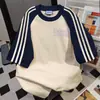 Camiseta de Manga Curta Patchwork com Estampa de Letra e Três Listras para Mulheres, Novo Estilo de Verão, Top Oversized Versátil para o Dia a Dia