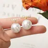 Aretes de Perlas Diseño de Vanguardia Frontal y Trasero Sentido del Diseño Aretes de Moda para Mujer Venta al por Mayor Elegantes Nuevo Estilo 2024