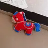 Broche de Tela Tejida Estilo Bosque de Dibujos Animados Lindo Año del Zodiaco Caballo, Accesorio de Pin de Lujo de Alta Gama, Joyería de Moda