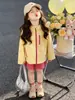Jaqueta com Capuz Lisa para Meninas para Comércio Exterior, Jaqueta Tendência Novo Estilo Coreano para Outono de 2026, Corta-vento de Roupas Infantis Celebridade da Internet