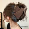 Clip de Garra Triángulo Etiqueta Dorada Retro Otoño Invierno para Niñas Versátil Temperamento Concha Tiburón Clip para Parte Trasera de la Cabeza Moño Pasador Accesorios para el Cabello
