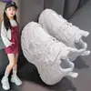 Tênis de couro para meninas 2026 primavera-verão novo moda sapatos respiráveis para crianças maiores, sapatos brancos infantis de sola macia