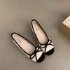 Zapatos Planos Bajos Zapatos de Hada Nuevo Estilo Primavera y Otoño 2026 Zapatos de Boda Rojos Mocasines Versátiles con Lazo de Terciopelo