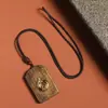Colgante Tallado de Madera de Águila con Letras Doradas Chapadas en Cobre, Adorno de Imitación de Madera de Águila Colgante para Collar