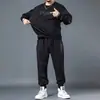 Traje casual de outono: um conjunto de moletom redondo de manga comprida com estampa de letras combinado com calça jogger de cintura alta com cordão