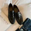 Casa da Uva~Outono 2026 Novo Estilo Loafers de Salto Grosso Plissados com Relevo Pesado Estilo Britânico Loafers Estilo Old Money