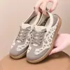 Zapatos Deportivos Ligeros Versátiles Transpirables para Mujer Venta al por Mayor Modelo de Comercio Exterior 2026 Nueva Moda Estilo Coreano Moderno Flyknit