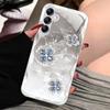 Adecuado para Samsung A20S trébol de cuatro hojas chapado en oro A34 funda de cristal líquido A22/FE lente todo incluido anticaída 11Plus