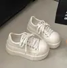 Sapatos brancos de sola grossa para aumentar a altura, versáteis, moda retrô, para mulheres baixinhas, tênis casuais versáteis de cano baixo, primavera de 2026