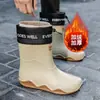 Botas de lluvia para hombre antideslizantes impermeables zapatos de moda para exteriores de caña alta botas de agua cálidas de caña corta zapatos de goma venta al por mayor transfronteriza hombres