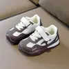 Tênis esportivos infantis modelo outono 2026, tênis casuais de couro para meninos, sapatos para meninas, sapatos para bebês aprenderem a andar, em estoque