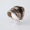 Gorro de estilo coreano para bebés y niños pequeños, sombrero moderno y versátil que cubre las orejas, nuevo sombrero retro de cuadros grandes para otoño/invierno para bebés