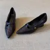 Lan Gui / Zapatos de cuña elegantes y sofisticados de punta fina con diseño de camelia de 5 cm, versátiles para ir al trabajo, zapatos de mujer sin cordones de corte bajo