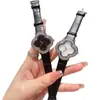 Nuevo dial de superficie de concha de trébol de cuatro hojas totalmente de diamantes correa de moda para mujer reloj de pulsera de cuarzo de tres agujas reloj de pulsera venta al por mayor