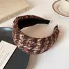 Nova Faixa de Cabelo Listrada de Tricô para Outono e Inverno para Mulheres com Coroa Alta, Faixa de Cabelo Alargada de Pressão, Grampo de Cabelo, Acessório de Cabelo de Nicho de Alta Qualidade para Mulheres