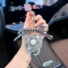 Chaveiro de Camélia com Borda de Diamante Estilo Francês de Luxo Leve com Cordão de Cristal e Pingente de Laço para Bolsa, Ornamento Exquisito para Mulheres
