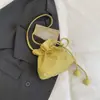 Bolsa de ombro transversal grande capacidade estilo coreano com cordão para o dia a dia, nova tendência verão 2026, bolsa tipo balde plissada de cor sólida