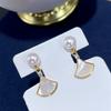 Joyería de Perla de Agua Dulce Natural Más Vendida en Otoño, Pendientes Elegantes y Sencillos con un Temperamento Refinado, Versátiles para Mujer, Clavos de Plata S925