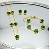 Venta Directa de Fábrica Más Vendido Set de Tres Piezas Chapado en Oro Acero Inoxidable Hoja de Cinco Pétalos Collar, Pulsera, Aretes, Diseño de Planta y Flor