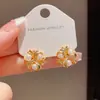 Pendientes de aro de metal y perla de diseño de nicho únicos y de moda para mujer, elegantes e individuales, pendientes de lujo ligero y sencillos al por mayor