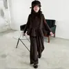 Elegante conjunto de otoño estilo coreano para niñas pequeñas, nueva colección 2026, popular conjunto de tres piezas de otoño de este año