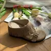 Sandalias de cuña nuevas para verano con borlas, estilo slip-on, que aumentan la altura, zapatillas retro para vacaciones de mujer 2026