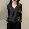 El popular y sofisticado suéter de punto gris oscuro con cuello en V de este año para mujer presenta un diseño único y elegante de manga larga.