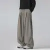 Calça jeans casual larga masculina plus size moderna com textura, fina, fluida, plissada, de seda gelada, com toque fresco, tamanho grande, primavera 2026