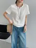 Por eso la Camiseta de Manga Corta con Cuello Henley Simple y Elegante Estilo Coreano para Mujer es Versátil, Básica, Fácil de Usar y Favorecedora, con un Diseño Delgado. G8688