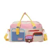Bolsa de gimnasio a rayas, 2025, elegante y práctica para viajes cortos, con un diseño sencillo y compartimentos separados para artículos húmedos y secos