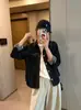 "Camisa de mezclilla lavada con diseño de pespunte estilo Hong Kong retro, corte holgado y estilizado para otoño, versátil para usar en capas"