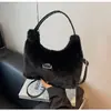 Bolsas de Pelúcia Transfronteiriças para Mulheres, Novo Design de Nicho Outono e Inverno 2026 Bolsas Transversais, Bolsas de Bolinho Peludas Casuais para o Dia a Dia