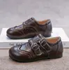 Sapatos de Couro Infantis 2026 Primavera e Outono Novos Couro Macio Sapatos Individuais Retrô Estilo Britânico Nicho Esculpido Sapatos de Couro para Meninas com Fivelas Duplas