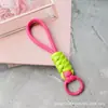 Cordón con Llavero de Funda de Teléfono de Bloques de Color Anudado, Cadena Creativa Tejida Corta para Botella de Agua, Llavero, Correa Desmontable Anti-Pérdida de 12 cm