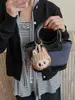Bolso cubeta de estilo coreano, nicho, retro, bloques de color patchwork, un bolso de mano moderno y versátil que se puede llevar en la mano, como bolso de hombro o cruzado.; una bolsa pequeña tipo cesta