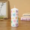 Nuevas Velas Cilíndricas con Calcomanías de Colores, Velas Creativas sin Humo y sin Olor para Decoración y Arreglos, Velas Duraderas, Venta al por Mayor de Fabricantes