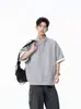 Directo del fabricante, camiseta de verano para hombre de manga corta, con cremallera a media altura y cuello alto, bloques de color negro y rojo con paneles de color contrastante, estilo americano con un toque de alta gama