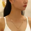 Conjunto de quatro peças de joias personalizadas para mulheres, com design retrô moderno de hip-hop europeu e americano, composto por brincos, colar, pulseira e anel com cabeça de leão.