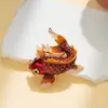 Broche Festivo de Año Nuevo con un Toque Lujoso y de Alta Gama, Hecho de Aleación con Diamantes en Forma de Pez, un Accesorio para la Ropa