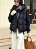 Colete de Penas com Capuz Feminino Curto 2026 Outono/Inverno Novo Design Sense Petite Estilo Coreano Jaqueta Colete Quente