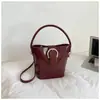 Bolso de mano moderno y de moda para mujer, nuevo diseño de nicho transfronterizo, bolso tipo cubo de cuero aceitado, bolso de hombro y cruzado de alta gama