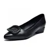 Zapatos de moda para mujer de cuero suave, punta fina, hebilla cuadrada, nuevo estilo otoño 2026, corte bajo, suela suave, cómodos para ir al trabajo, zapatos de cuero para trabajo no abrasivos