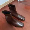 Aumento de Altura Interna ~ 2026 Novo Estilo Botas Curtas de Salto Grosso Marrom para Mulheres com Zíper nas Costas, Botas Martin com Solado Plano, Salto Baixo Estilo Coreano