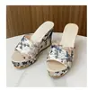 Sandalias de cuña peep-toe de gran tamaño para mujer, nuevo estilo verano 2025, comercio exterior transfronterizo, sandalias bordadas de suela gruesa a la moda