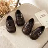 Zapatos pequeños de cuero estilo británico, nueva colección primavera/otoño 2026, zapatos de princesa con estampado de leopardo para niñas estilo coreano, planos retro de suela blanda