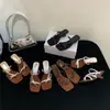 Primeiro Encontro com as Sandálias de Tanga com Estampa de Leopardo Estilo Francês e Tiras Finas para Mulheres, Novo Modelo Verão 2026, Sandálias de Uso Duplo