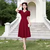 Vestido vermelho de gola V com mangas bufantes para mulheres petite, comprimento médio, acinturado, emagrecedor, elegante para festas